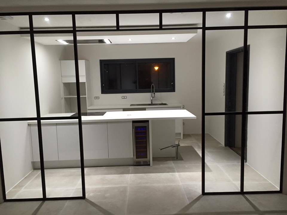 Création d'une cuisine 100% blanche avec îlot central, cave à vin et hotte aspirante en faux plafond à Montpellier