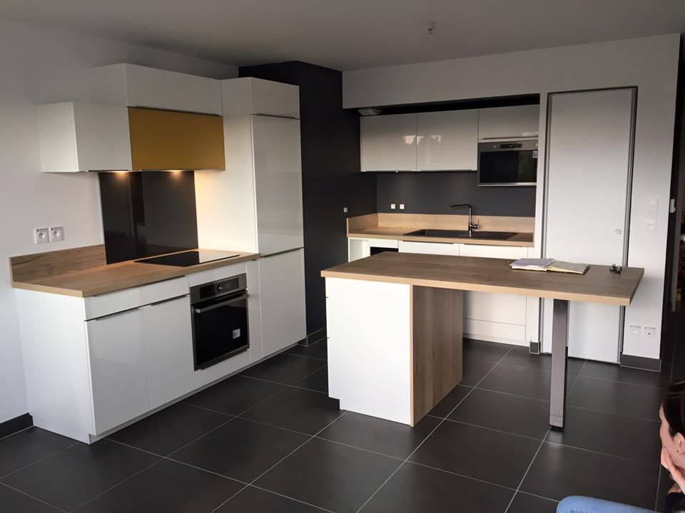 Création de cuisine blanche brillante avec touches bois et linéaire séparé en deux volumes à 30 km de Montpellier