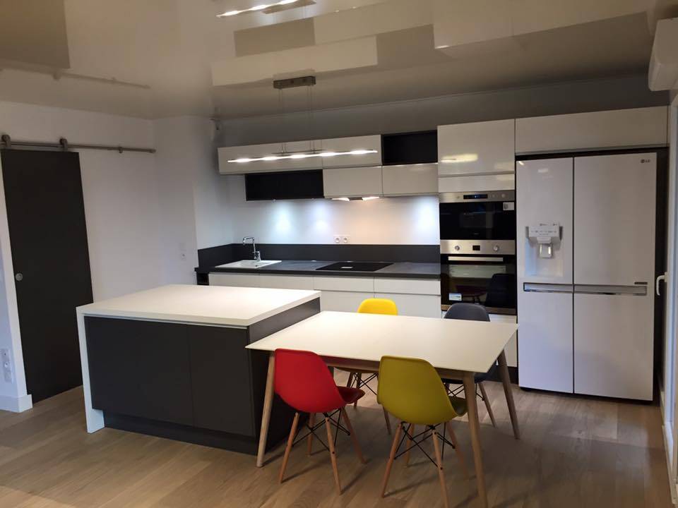 Création cuisine bicolore laquée avec îlot de préparation et table intégrée à 30 km de Montpellier