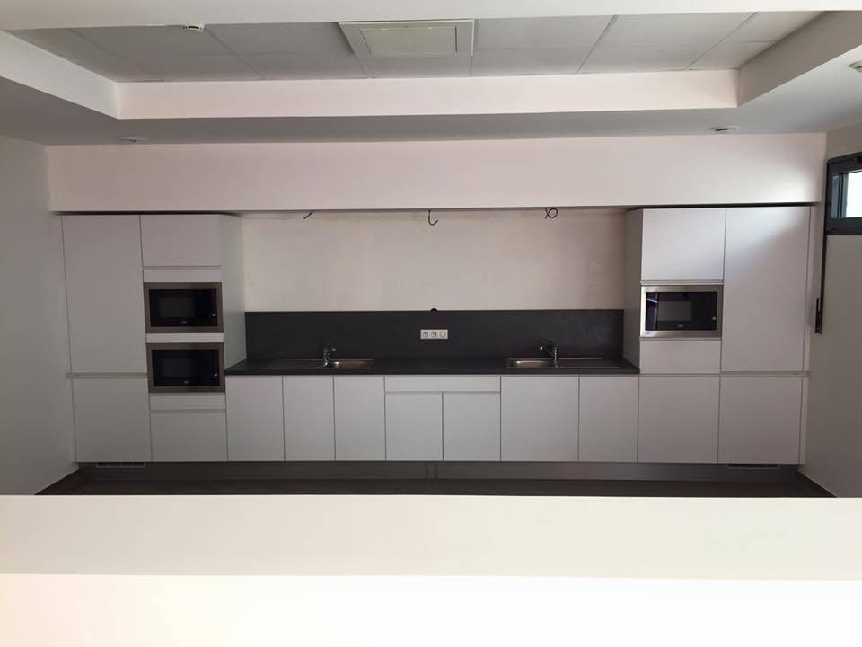 Création d'une cuisine blanche professionnelle sans poignées avec plan compact et double évier pour salle de pause à Lattes