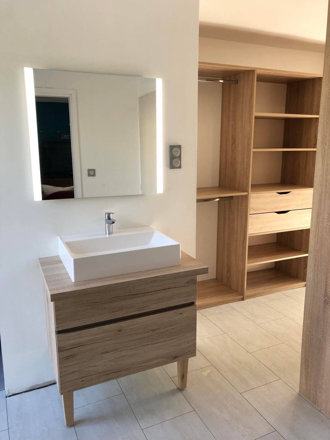 meubles de salle de bain bois, 2 tiroirs, évier céramique blanc rectangulaire à poser et miroir rétroéclairé