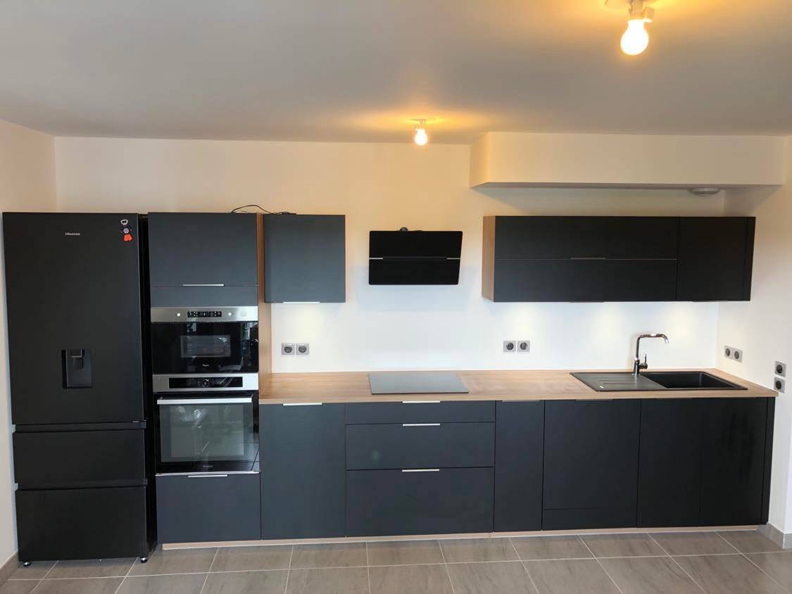 Cuisine moderne contemporaine noire avec meubles haut à St Aunès proche de Montpellier