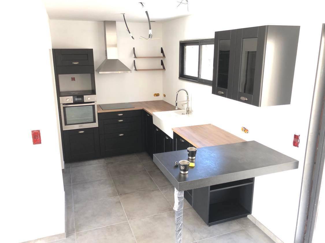 Une vue d 'ensemble de cett cuisine en L facade noir mat