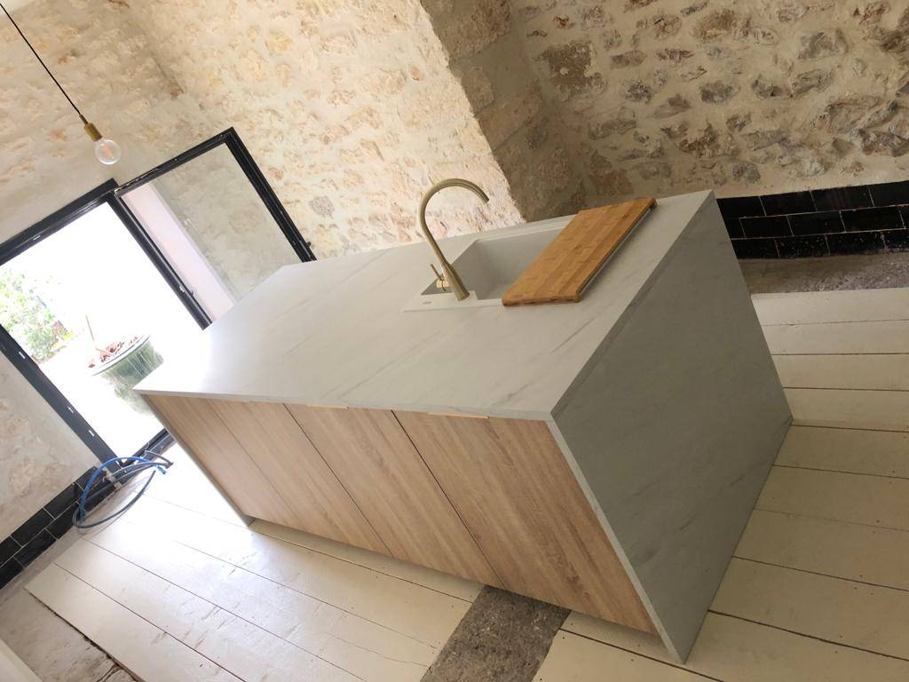 Grand îlot meubles bois et plan de travail marbre blanc