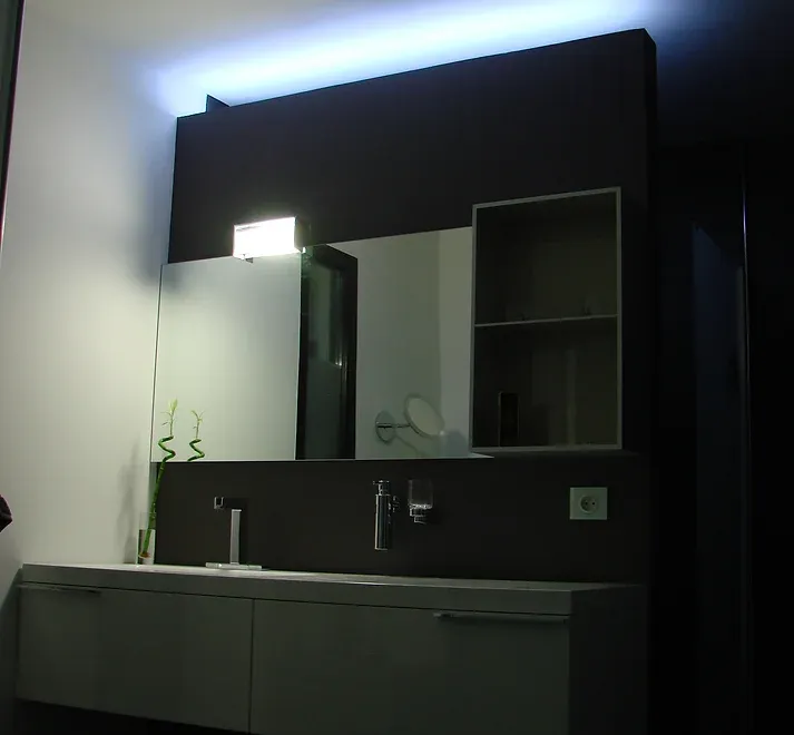 Meuble double tiroirs en 160cms Inda façade blanc laqué brillant, miroir et éclairage Progetto et une robinetterie Hansa canyon