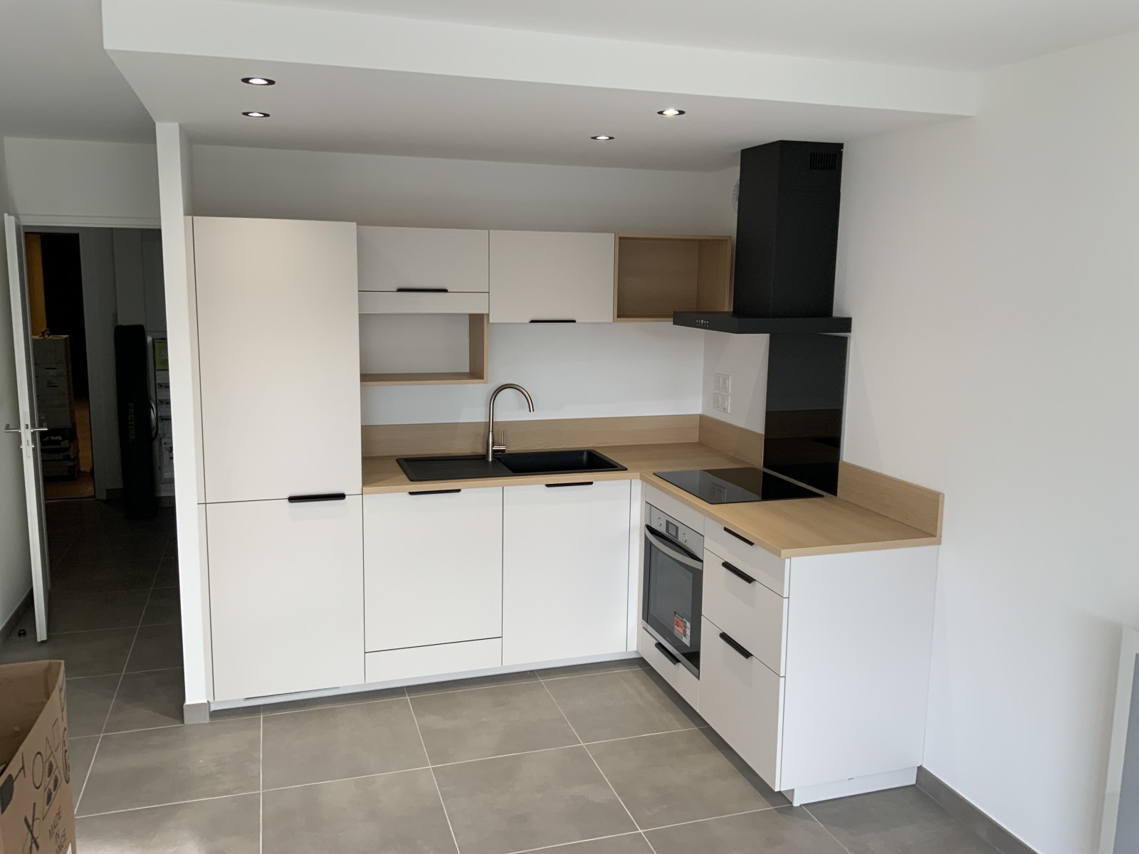 cuisine sur mesure en L façades blanches et plan de travail bois