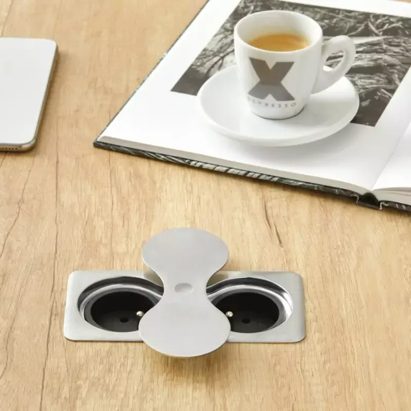 Prise électrique design intégrée dans plan de travail de cuisine