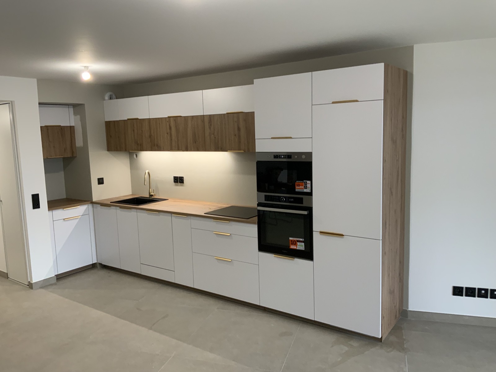 Création cuisine blanche mate et bois clair