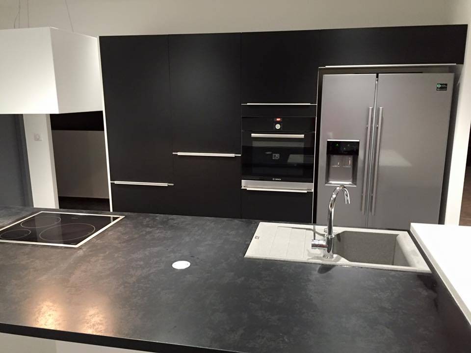 cuisine avec mange-debout plan de travail gris