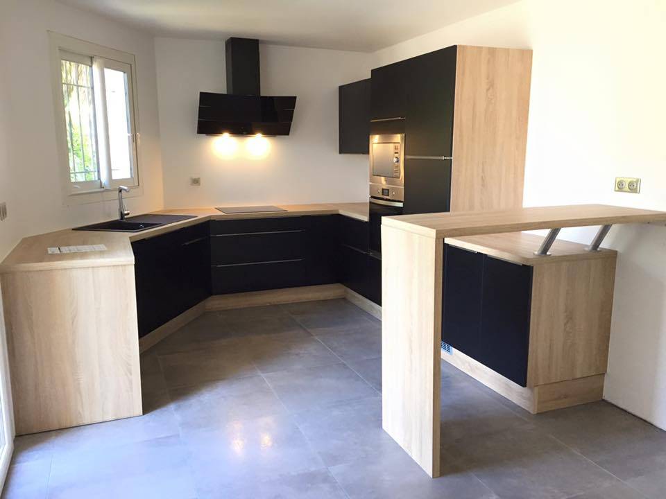 cuisine noir mat avec profilés intégrés et plan de travail en chêne bardolino