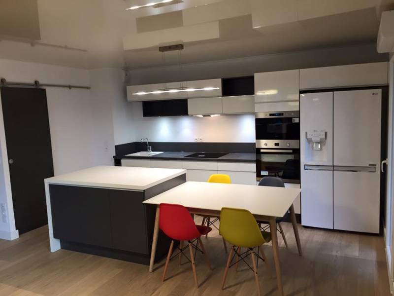 Création cuisine bicolore laquée avec îlot de préparation et table intégrée à 30 km de Montpellier