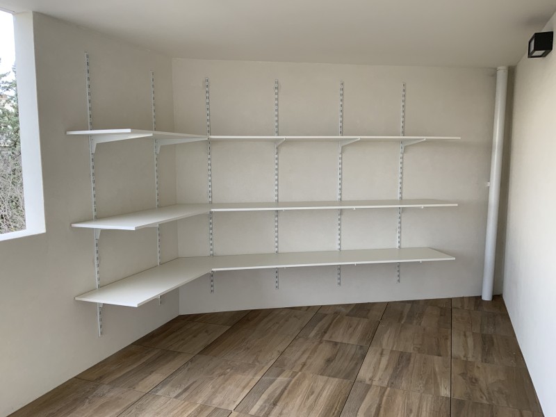 pose d’étagères pour créer un espace de stockage et rangement