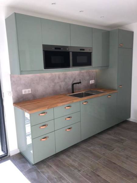 Réalisation d'une cuisine tendance vert pastel et finition brillante à Lattes près de Montpellier