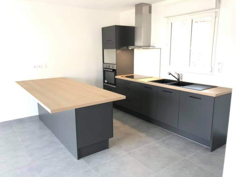 Agencement de cuisine plan de travail bois naturel avec îlot central au Crès près de Montpellier