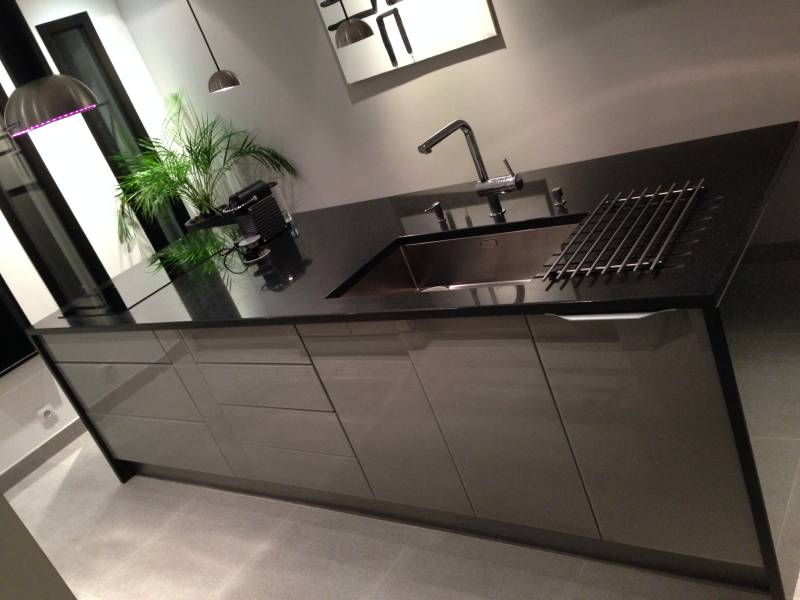 cuisine avec ilot central et plan de travail en granit noir