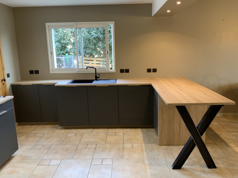  cuisine en L sur-mesure et tout équipée, à Lunel