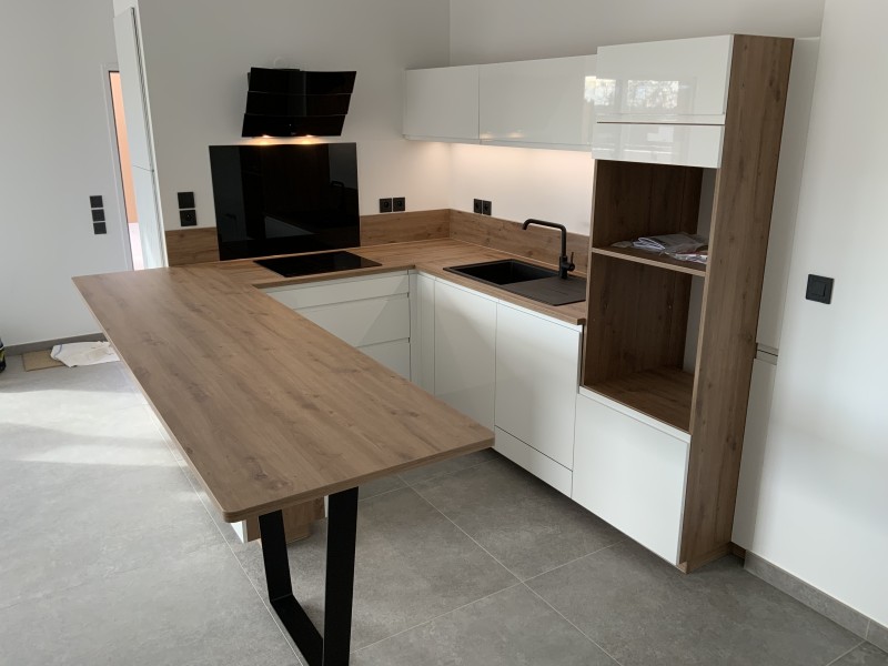 cuisine avec plan de travail en bois foncé castelnau le lez 