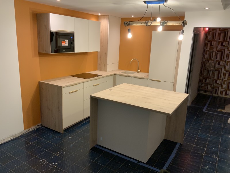 Cuisine avec îlot central et meubles hauts à Mauguio