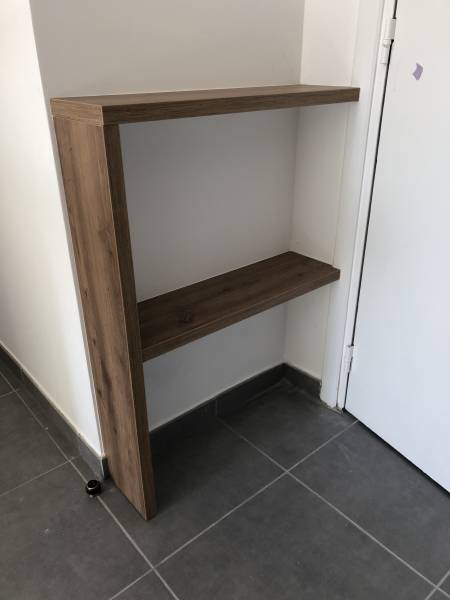 Etagères bois sur mesure pratique et esthétique pour servir de vide poche à l'entrée de l'appartement en harmonie avec la cuisine
