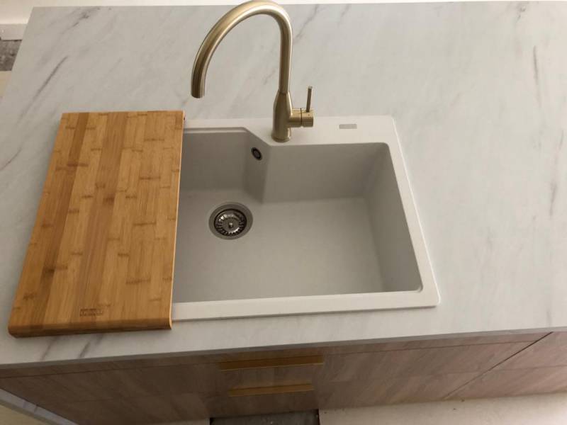 Evier blanc avec accessoire tablette à découper bois 