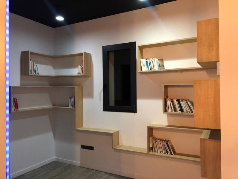 aménagement d'une bibliothèque bois dans un salon par un architecte
