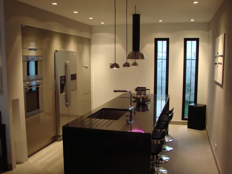 cuisine avec façade verre et îlot central à Vendargues